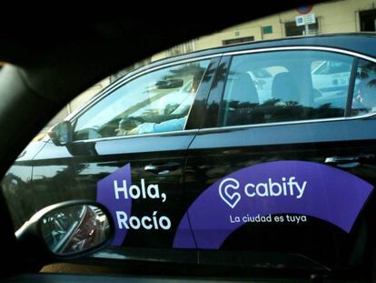  Un vehículos de Cabify circula por una calle en España. 