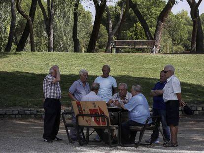 Un grupo de jubilados en el parque de la Dehesa de la Villa de Madrid. 