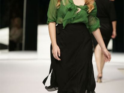 Modelo de tallas superior a la 46, en la pasarela de Milán durante el desfile que, el pasado septiembre, presentó Elena Miró.