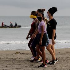 Un grupo de mujeres camina en una playa de Cartagena, luego de que se permitiera el acceso en julio pasado.