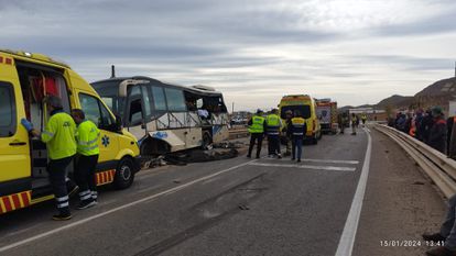 Autocar siniestrado la mañana de este lunes en el término municipal de Lorca (Murcia).