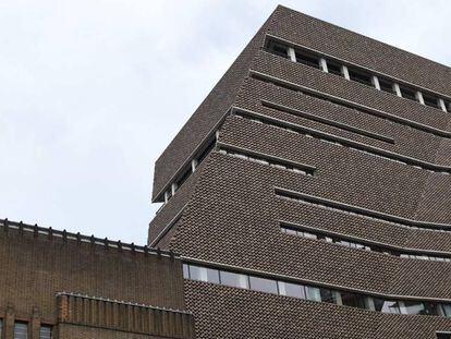 Tate Modern de Londres. Desde la galería superior, en el décimo piso, fue arrojado este domingo un niño de seis años. En vídeo, declaraciones de una testigo del suceso.