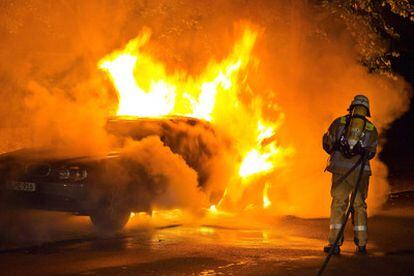 Bomberos intentan extinguir un coche en llamas en la calle Alte Jakob en Berlín