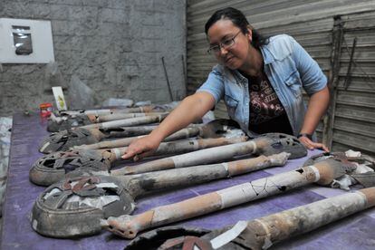 La arqueóloga Mara Becerra Amezcua muestra los 13 sahumadores encontrados en la ofrenda mexica depositada tras la conquista de Tenochtitlan