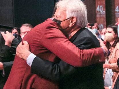 Pedro Sánchez abraza al exlíder socialista, Felipe González, en el Congreso del PSOE de 2021.