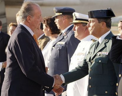 El Rey Juan Carlos saluda al coronel jefe de la Guardia Civil en Mallorca, Basilio Sánchez, a su llegada a la base aérea de Sont Sant Joan, en la isla de Mallorca.