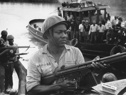 Un soldado ibo durante la guerra de Biafra.