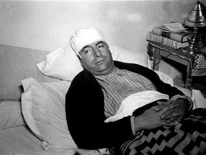 Neruda, convaleciente tras el ataque, en su casa en México.