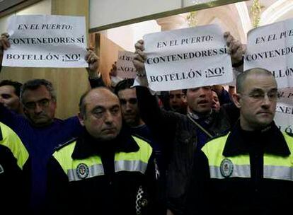 Trabajadores del puerto de Almería protestan ayer contra la propuesta sobre la ubicación del <b><i>botellón.</b></i>