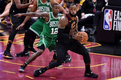 LeBron inicia una finta ante Rozier  .