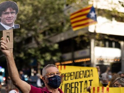 Concentración en las proximidades del consulado Italiano en Barcelona, en protesta por la detención de Carles Puigdemont en Cerdeña.