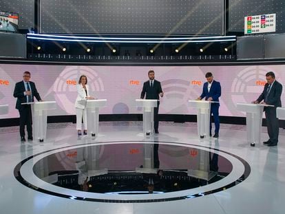 Desde la izquierda, los portavoces de Sumar, PSOE, PP, Vox, ERC, PNV y EH Bildu, en sus atriles minutos antes de empezar el debate.