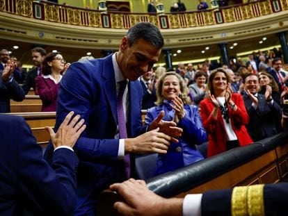 Pedro Sánchez recibe el aplauso de la bancada socialista al inicio de la segunda jornada del debate de investidura.
