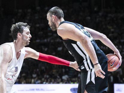 Marc Gasol encara a su hermano Pau durante el partido en Girona.