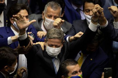 El diputado Arthur Lira celebra su victoria en la elección de presidente de la Cámara de Diputados, el 1 de febrero de 2021 en Brasilia.