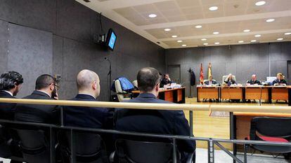 Los cuatro agentes acusados en el banquillo en Bilbao.
