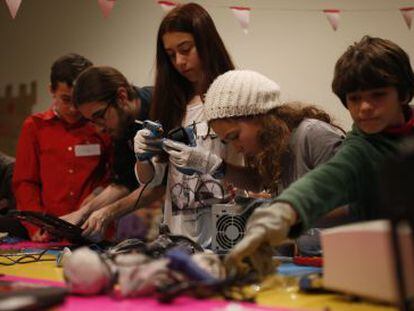 Sala de construcci&oacute;n de robots en el festival Alhajad&uacute;.