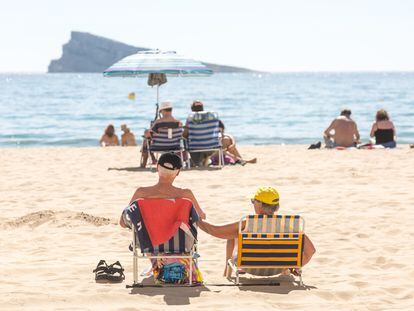 Turistas en una playa de Benidorm (Alicante)