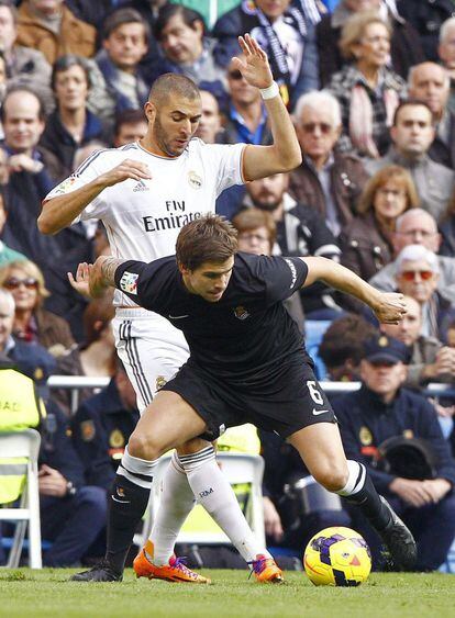 Karim Benzema lucha un balón con el defensa Íñigo Martínez.