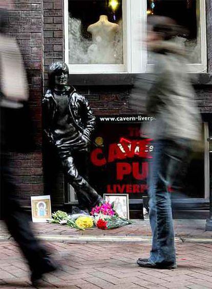 Estatua que representa a John Lennon en Liverpool.
