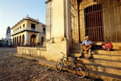 Un músico tocando en una calle de Trinidad (Cuba).