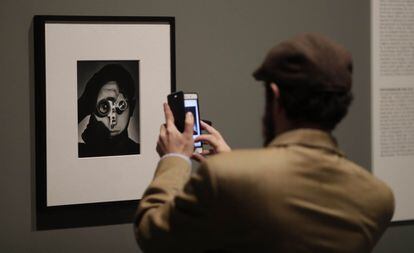 Un visitante fotografía una de las imágenes de la exposición, que muestra el cambio en la manera de percibir el mundo que impulsó la cámara Leica.
