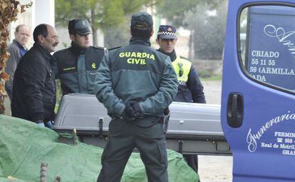 Operarios trasladan el cuerpo sin vida del hombre de 76 años que ha matado supuestamente a su mujer de 77 años en Granada