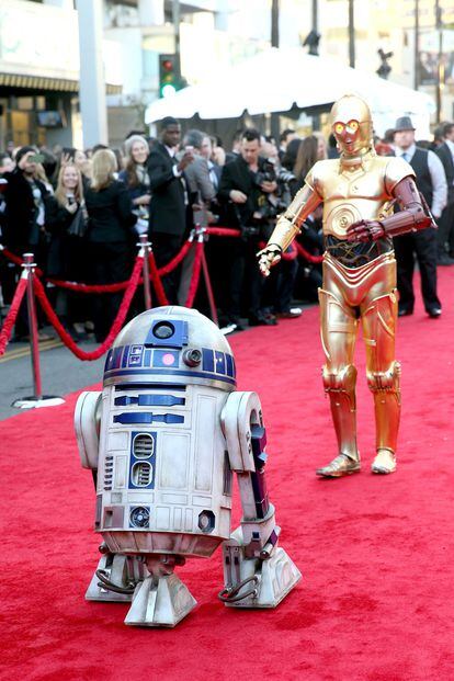 C-3PO y R2-D2 tampoco se perdieron el estreno mundial en el cine El Capitán de Hollywood.