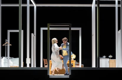 Anja Kampe (Brünnhilde) y Andreas Schager (Siegfried) bailan alegre y despreocupadamente al final del Prólogo de 'Götterdämmerung', aún inconscientes de la inmensa tragedia que se aproxima.