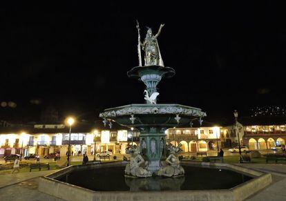 La estatua de un emperador inca corona la pileta de la Plaza de Armas de Cuzco, aquí vista de noche.