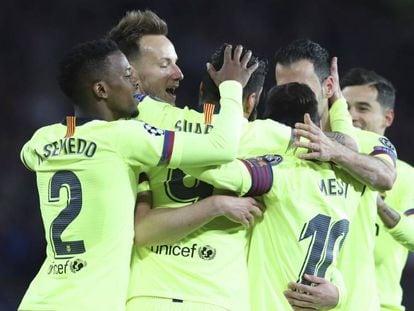 Los jugadores del Barcelona celebran la consecución del gol en Old Trafford. En vídeo, declaraciones de Valverde, entrenador del Barça, en rueda de prensa tras el partido.