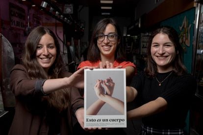 De izquierda a derecha: Laura C. Vela , Carlota Visier y Carol Caicedo, fundadoras de la revista 'Esto es un Cuerpo ', que  posan en el Mercado de la Guindalera.