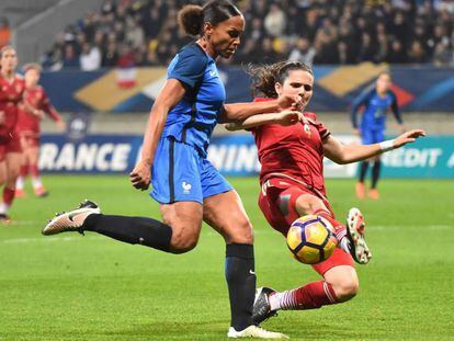 Andrea Pereira corta el balón ante Delie.