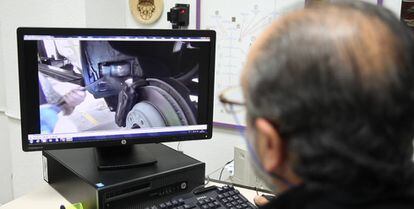 El jefe de la unidad de drogas de la Pontevedra muestra un alijo de hero&iacute;na oculto en un Porsche Cayenne. 