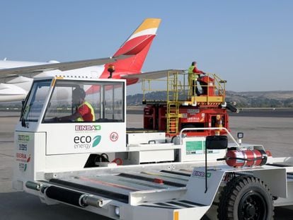 Operarios de Iberia Airport Services atienden a un avión de la aerolínea.