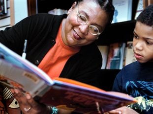 La escritora bell hooks firma un libro a un niño en Hyattsville (Maryland), en 2003.