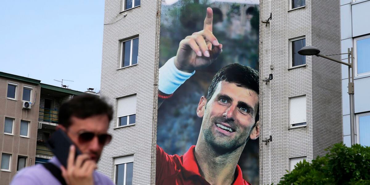 Mural de Djokovic en las calles de Belgrado. / ANDREJ CUKIC (EFE)