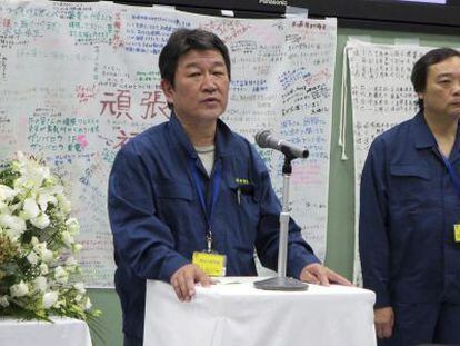 El ministro japonés de Economía y Turismo, Toshimitsu Motegi (centro) ayer en la central de Fukushima.