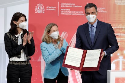 El presidente del Gobierno, Pedro Sánchez (d), junto a la ministra de Justicia, Pilar Llop (i), y la vicepresidenta primera y ministra de Economía y Transformación Digital, Nadia Calviño (c), durante la presentación de la Carta de Derechos digitales.