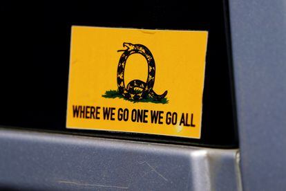 Pegatina que hace referencia a al slogan de QAnon en una caravana en Adairsville, Georgia.