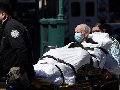 Un hombre contagiado con coronavirus es trasladado al hospital en Nueva York.