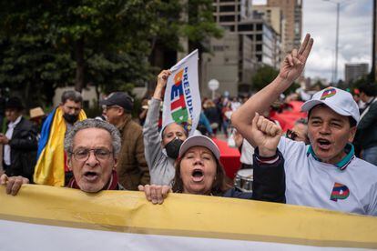 En los primeros 100 días de su inédito gobierno de izquierda, Colombia acordó el cese de hostilidades con al
menos diez grupos ilegales.