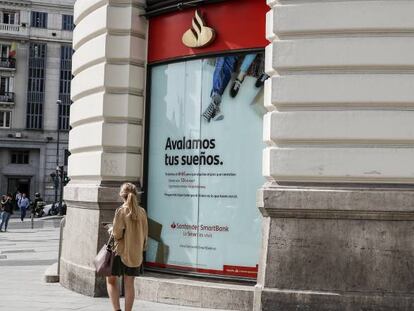 Fachada de una oficina de Banco Santander