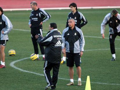 Ronaldo, en el centro, y Morientes, detr&aacute;s, en un entrenamiento con el Madrid en 2005