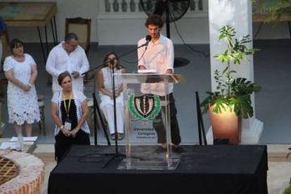 Mateo García leyendo un capítulo de 'Vivir para contarla', en la Universidad de Cartagena, en 2016.