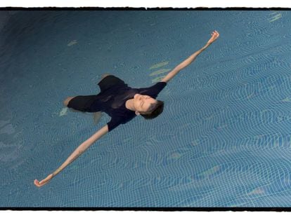 La novelista Rita Indiana, en la piscina del hotel de Lima donde espera la gala del premio Bienal de Novela Vargas Llosa. 