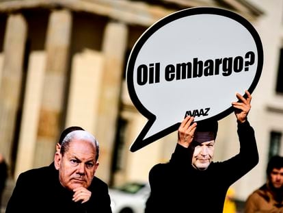 Unos activistas con máscaras del canciller Olaf Scholz y del ministro de Economía, Robert Habeck, protestan contra la importación de gas y petróleo de Rusia, el pasado viernes en Berlín.