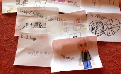 María, de 9 años, dibujó a Manuela Carmena en sus fichas de vocabulario en inglés para la palabra alcalde.