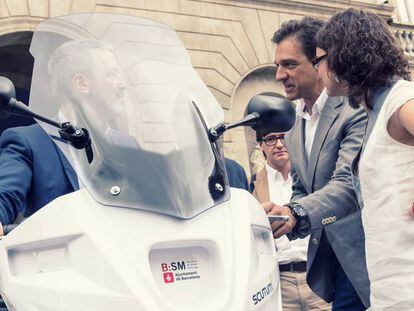 Jaume Collboni i Mercedes Vidal en la presentació de les motos.