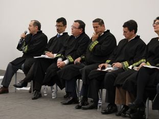 Eduardo Cifuentes, a la izquierda, junto a otros magistrados de la Jurisdicción Especial para la Paz.